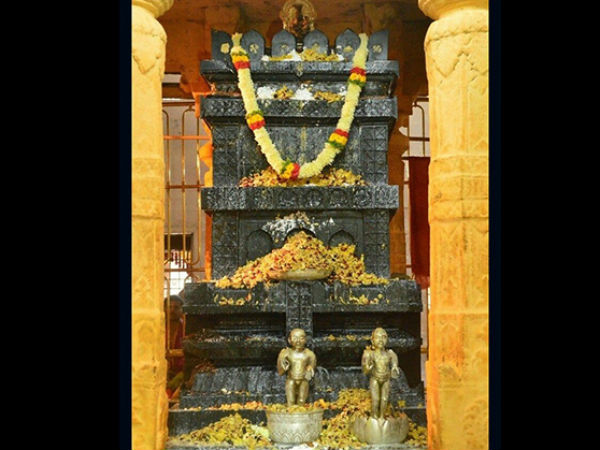 ಟೇಬಲ್ ಗಳ ಮೇಲೆ ಕೂಡ ಸಾರ್ವಜನಿಕರಿಗೆ ಪ್ರಸಾದ ವ್ಯವಸ್ಥೆ