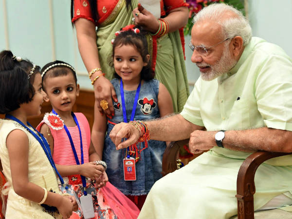 ಪ್ರಧಾನಿ ಮೋದಿ ಅವರಿಗೆ ರಾಖಿ ಕಟ್ಟಿದ ಮಕ್ಕಳು