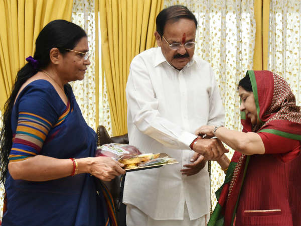 ವೆಂಕಯ್ಯ ಅವರಿಗೆ ರಾಖಿ ಕಟ್ಟಿದ ಸುಷ್ಮಾ