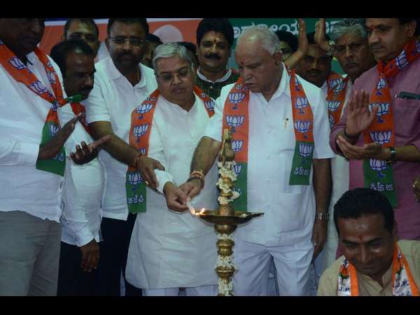 ಶಾಸಕರನ್ನು ಸ್ವಾಗತಿಸಲು ಬಂದಿದ್ದರಾ?