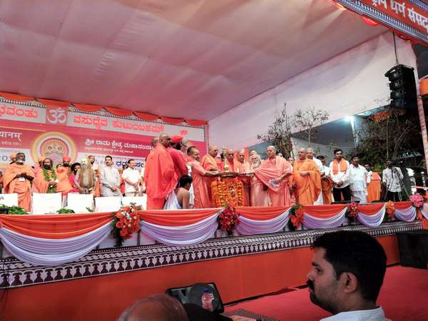 ಬೃಹತ್ ಧಾರ್ಮಿಕ ಕಾರ್ಯಕ್ರಮ