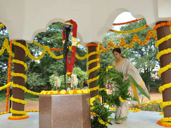 ಬಲಿಯಾಗುತ್ತಲೇ ಇದ್ದಾರೆ ಸಿಬ್ಬಂದಿ