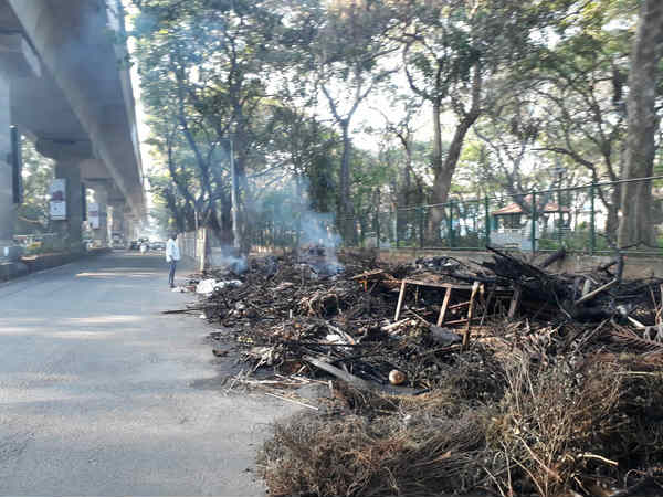 ಅಪಾರ್ಟ್ ಮೆಂಟ್, ಮನೆಗಳಿಂದ ಶೇಖರಿಸಿದ ಕಸಕ್ಕೆ ಬೆಂಕಿ