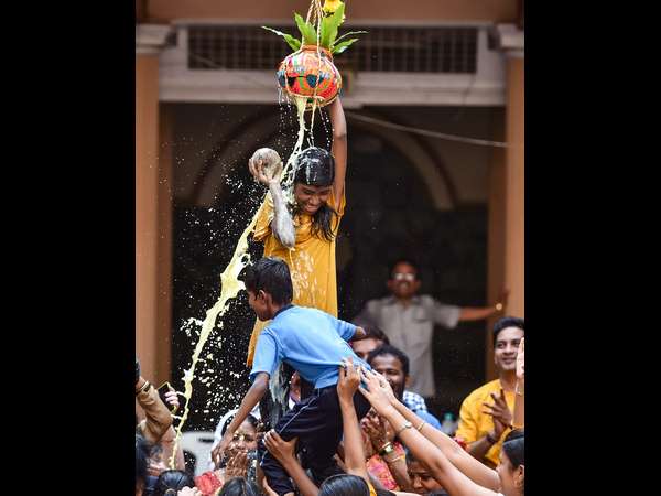 ತುಂಟ ಕೃಷ್ಣನ ಬಾಲ್ಯ ನೆನಪಿಸುವ ಮೊಸರು ಕುಡಿಕೆ