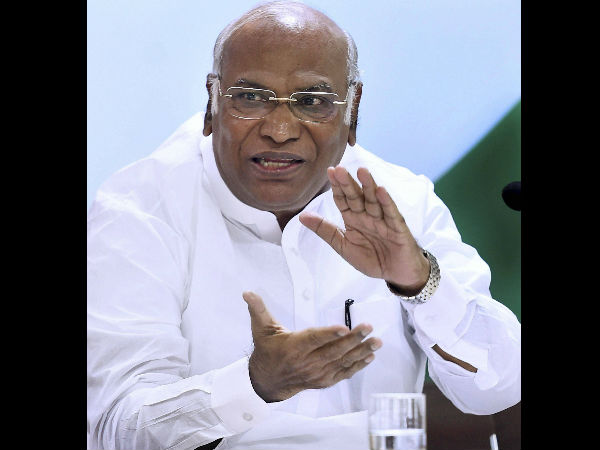 ಮೂವರ ವಿರುದ್ಧ ದೂರು