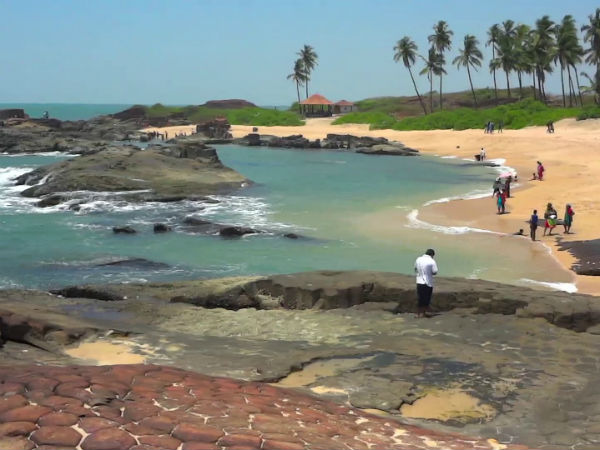 ದ್ವೀಪಕ್ಕೆ ತೋರಣದಂತೆ ತೆಂಗಿನ ಮರಗಳು