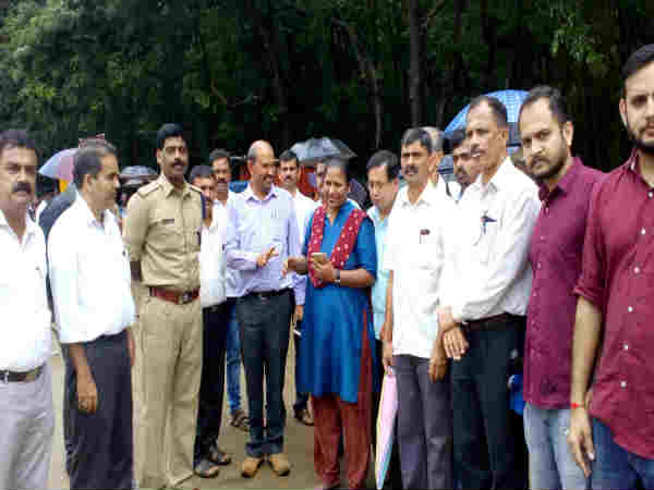ಒರತೆ ನೀರನ್ನು ಒಯ್ಯಲು ಬೇಕಾದಷ್ಟು ಪಾತ್ರವನ್ನು ಹೊಂದಿರುವುದಿಲ್ಲ