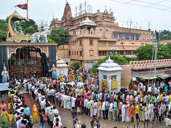 ಶ್ರೀಕೃಷ್ಣನ ಕಾಣಲು ಹಾತೊರೆದ ಭಕ್ತ ಸಮೂಹ
