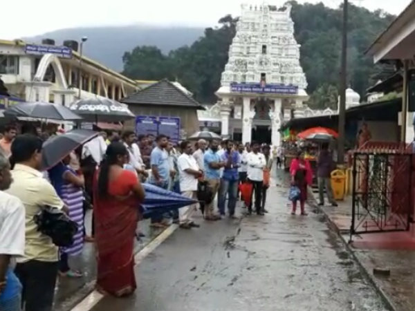 ಮಠದ ಸ್ವಾಮಿಗಳಿಂದ ಫಲ-ಮಂತ್ರಾಕ್ಷತೆ ಪಡೆಯುತ್ತಾರೆ
