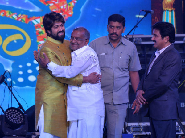 ನಿಂತೇ ಕಾರ್ಯಕ್ರಮ ವೀಕ್ಷಿಸಿದರು