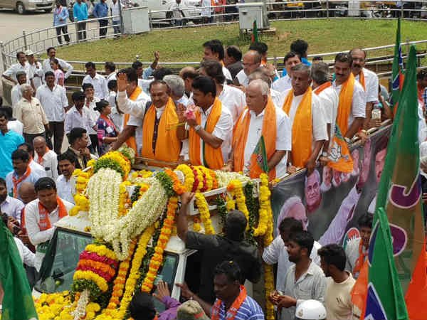 ಚರಾಸ್ತಿ, ಆಭರಣ, ವಾಹನ, ಸಾಲ, ಇತ್ಯಾದಿ