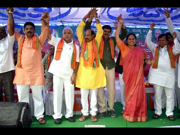 ವಸತಿ ಹಾಗೂ ವಾಣಿಜ್ಯ ಕಟ್ಟಗಳು ಹಲವು