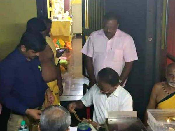 ದೇವರ ಆಭರಣಗಳನ್ನು ಹಸ್ತಾಂತರ ಮಾಡುವ ಮಧ್ಯೆ, ಬಂದ ದೂರವಾಣಿ ಕರೆ