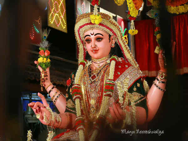 ವೇಷಧಾರಿಗಳು ರಸ್ತೆಯ ಉದ್ದಗಲಕ್ಕೂ ಕಾಣ ಸಿಗುತ್ತಾರೆ