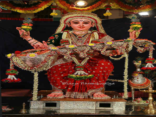 ವೇಷ ಹಾಕಿದ ತಂಡಗಳಿಗೆ ವಿಶೇಷ ಮರ್ಯಾದೆ ನೀಡುವ ಸಂಪ್ರದಾಯ
