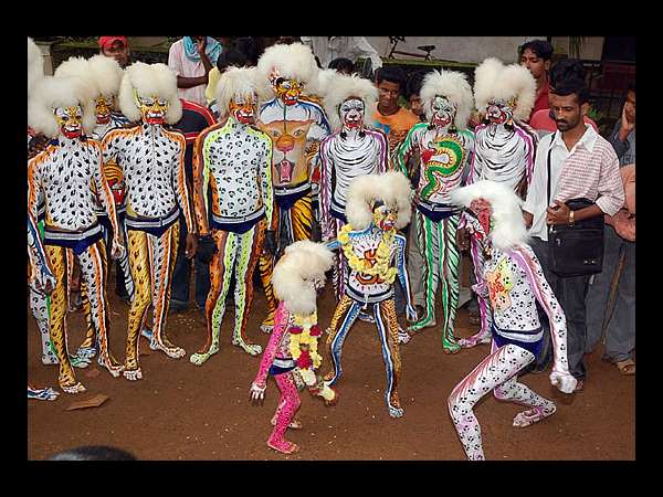 ಪಿಲಿನಲಿಕೆ ತಂಡಗಳ ದರ್ಬಾರ್
