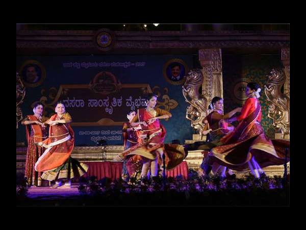 ಸ್ಥಳೀಯ ಕಲಾವಿದರಿಗೆ ಅವಕಾಶ