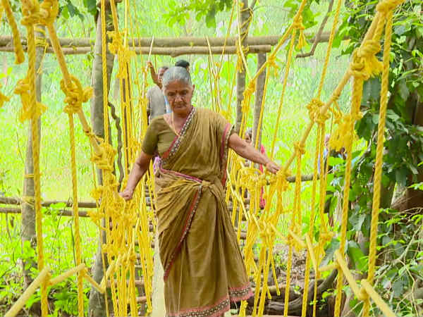 ಹೊಳೆಯನ್ನೇ ರಸ್ತೆಯನ್ನಾಗಿ ಬಳಸುವ ಗ್ರಾಮಸ್ಥರು