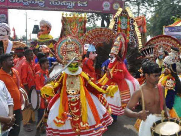 ಕಲಾತಂಡಗಳ ಮೆರವಣಿಗೆ