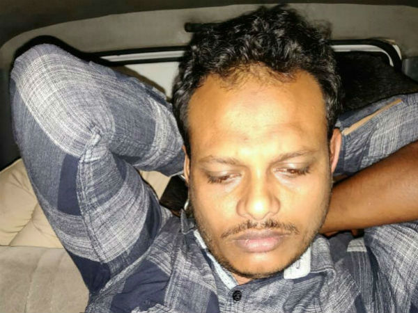 ಬಟ್ಟೆ ವ್ಯಾಪಾರದ ನೆಪದಲ್ಲಿ ಆಗಾಗ ಪ್ರವಾಸ