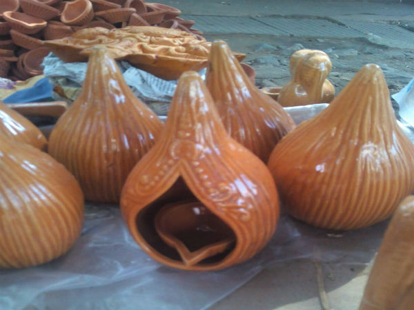 ಮಣ್ಣಿನ ಹಣತೆಗಳಂತೆ ಕಾಣುತ್ತವೆ