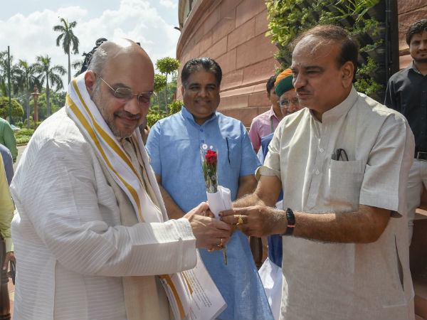ಲಂಡನ್ನಲ್ಲಿ ಕೆಲ ಕಾಲ ಚಿಕಿತ್ಸೆ ಪಡೆದರು