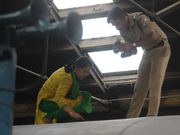 ಇಬ್ಬರು ಸರಾಗವಾಗಿ ಇಳಿದು ಹಣ ಕದ್ದಿದ್ದಾರೆ