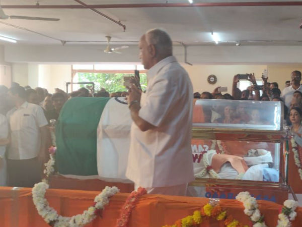 ಸರ್ಕಾರಿ ಗೌರವದೊಂದಿಗೆ ಅಂತಿಮ ವಿದಾಯ