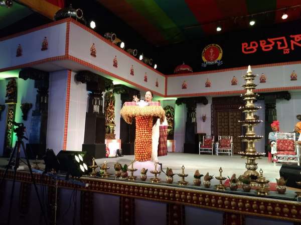 ಹಿಂಸೆ ಏಕೆ ವಿಜೃಂಭಿಸುತ್ತಿದೆ ?