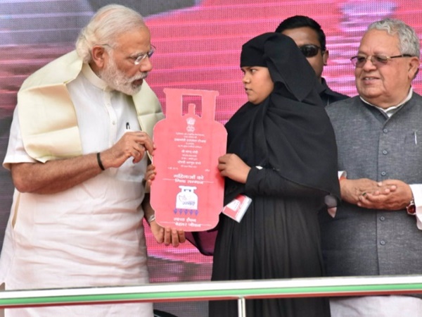 ಸ್ಟವ್ ಮೇಲೆ ಅನಿಲ ಭಾಗ್ಯ ಯೋಜನೆ ಎಂದು ಮುದ್ರಣ