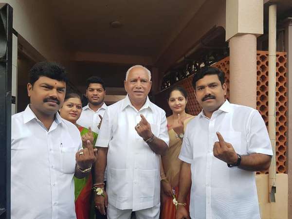 ಮತಚಲಾಯಿಸಿದ ಗಣ್ಯರು