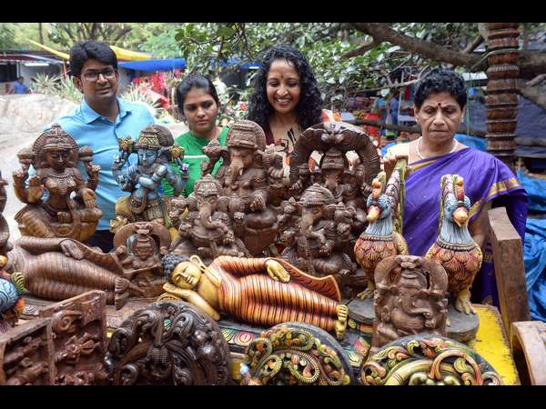ಕರಕುಶಲ ವಸ್ತುಗಳ ಪ್ರದರ್ಶನ ಹಾಗೂ ಮಾರಾಟ