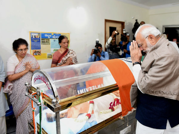 ಪ್ರಧಾನಿ ಮೋದಿಯಿಂದ ಅನಂತಕುಮಾರ್ ಅಂತಿಮ ದರ್ಶನ