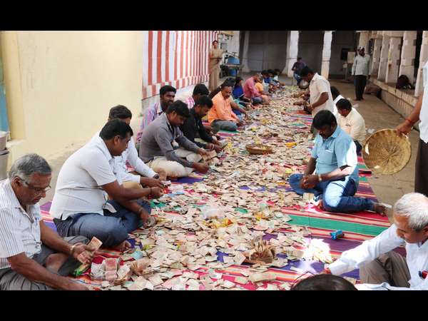 ದೇವಸ್ಥಾನದ ಹುಂಡಿಗೇಕೆ ಹಾಕಿದರು?