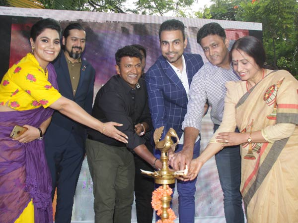 ಸಿಎಂ ಕುಮಾರಸ್ವಾಮಿ ಸಮ್ಮುಖದಲ್ಲಿ ಒಮ್ಮೆ ಬಿಡುಗಡೆ