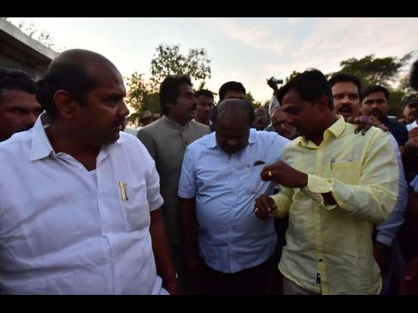 ರೈತರೊಂದಿಗೆ ಸಾಕ್ಷ್ಯಚಿತ್ರ ವೀಕ್ಷಣೆ