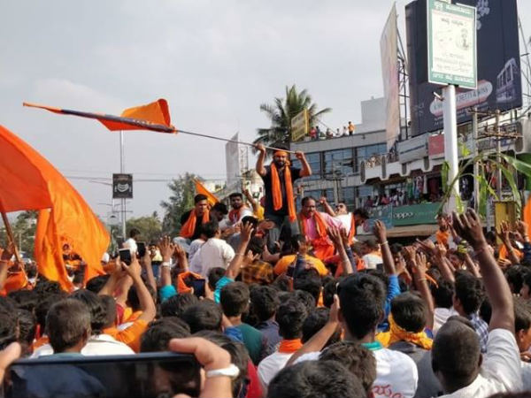 ಮೆರವಣಿಗೆಯಲ್ಲಿ ಸಾಗಿದ ಜನಪ್ರತಿನಿಧಿಗಳು