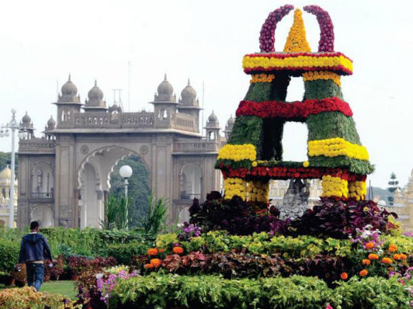 ತುಳಸಿ, ವೀಳ್ಯೆದೆಲೆ ವಿತರಣೆ