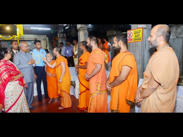 ಪಲಿಮಾರು ಶ್ರೀಗಳಿಂದ ಮಂತ್ರಾಕ್ಷತೆ ಸ್ವೀಕಾರ