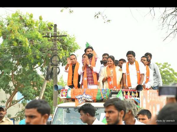 ಬಳ್ಳಾರಿ ಗಡಿಯಲ್ಲಿ ರಾಮುಲು ಪ್ರಚಾರ