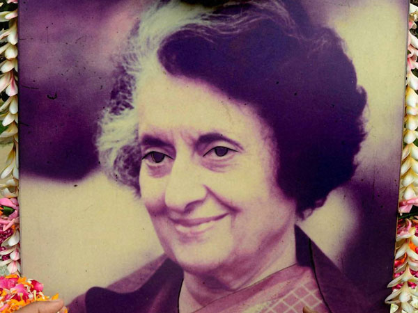 ಇಂದಿರಾ ಗಾಂಧಿ ಮೇಲೆ ಗುಂಡಿನ ಸುರಿಮಳೆ