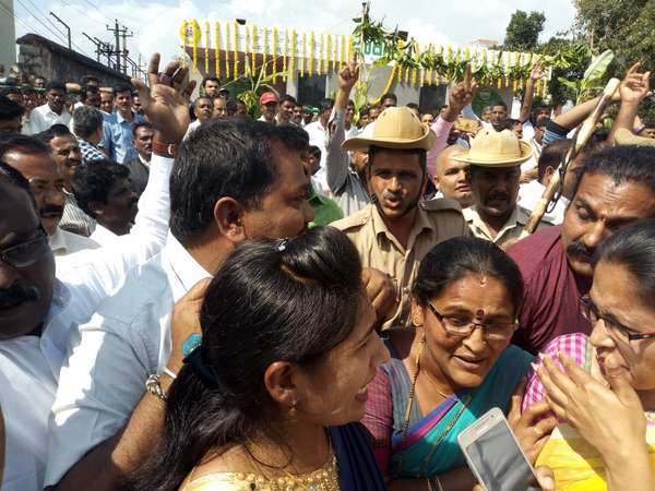 ರಾಜಕೀಯ ದೊಂಬರಾಟಕ್ಕೆ ಕಾರಣ