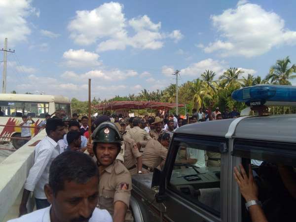 ವೇದಿಕೆಯ ಮುಂಭಾಗ ಪ್ರತಿಭಟನೆ