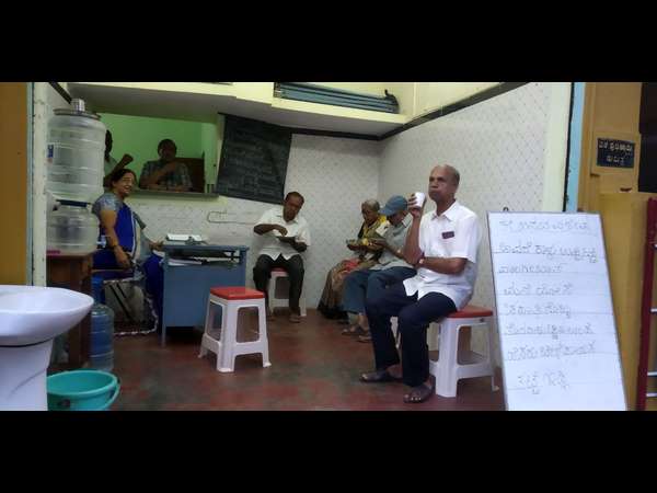 ಗ್ರಾಹಕರ ಜತೆಗೆ ಸ್ನೇಹಿತರಂತೆ ವರ್ತನೆ
