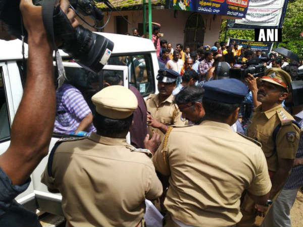 ಪೊಲೀಸರು ಬೂಟು ಧರಿಸಿರುವುದು ಭಕ್ತರ ಅಸಮಾಧಾನಕ್ಕೆ ಕಾರಣ