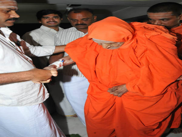 ವ್ಹೀಲ್ ಚೇರ್ ಬೇಡ ಎಂದಿದ್ದ ಸ್ವಾಮೀಜಿ