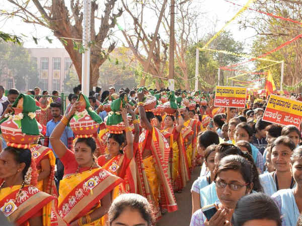ರಸ್ತೆಗಳಲ್ಲಿ ಕನ್ನಡದ ಘೋಷಣೆ