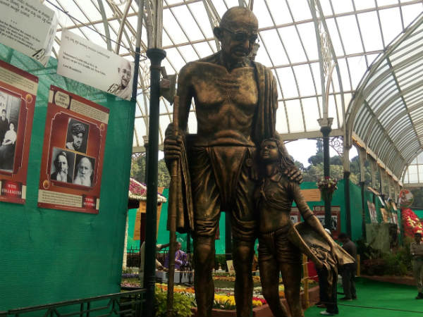 ಚಿತ್ರಸಂತೆಯ ಗಾಂಧಿ, ಚರಕ, ಕನ್ನಡಕ