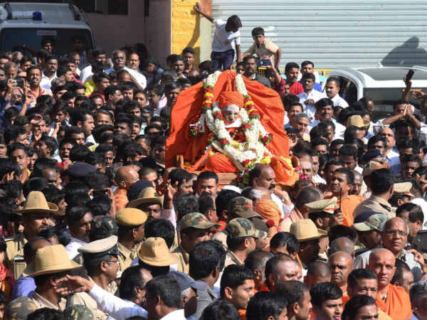 ಕೊರಳಿಗೆ ಇಷ್ಟ ಲಿಂಗ ಕಟ್ಟುತ್ತಾರೆ
