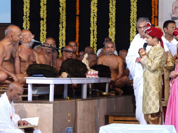ಶಾಸ್ತ್ರ ಗ್ರಂಥಗಳನ್ನು ನೀಡಿದರು
